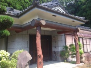 老人ホーム玄関
