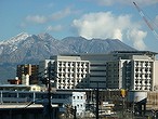 桜島を背景に市立病院が見えます。市立病院まで、車で3分の距離です。