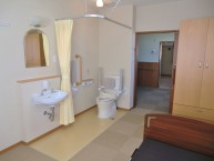 居室のトイレは、車椅子の方でも開閉しやすいカーテンで仕切られています。