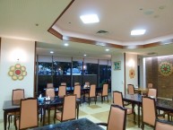 食堂　　広々と明るく開放的な雰囲気でお食事が楽しめます。