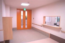 【エントランス・事務所】玄関はオートロックになっており、事務所には24時間スタッフが常駐しておりますので安心です。