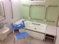 【浴室】可動式の手すりを設置し、安全に配慮しております。