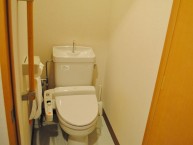 【居室】トイレはウォシュレット。もちろん手すり付き