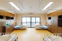 居室は4人部屋で、利用者様同士のふれあいがある環境です。お互いに良い刺激があり、より人間らしく生活していただけると考えています。