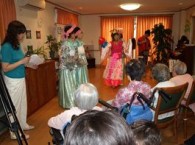地域の演劇団体がマジックを行いながらの浦島太郎の寸劇を行ってくれました。 サンフォーレ鎌倉栗田は地域の方々やボランティアも参加しての交流活動が活発なホームです。