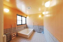 大きな浴槽のある浴室では、さまざまな入浴スタイルに対応可能。施設内のどの場所でも職員の目が届きやすく、安全面にも配慮しています。
