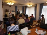 この日は鎌倉地域の方々をお呼びして専門医の方による認知症講座を開催しました。サンフォーレ鎌倉は地域との調和を大事にしています。