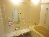浴  室  衛生、安全、プライバシーに配慮した個浴タイプの浴室をご用意しております。