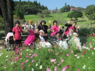 季節毎の外出行事も積極的に行っております。写真はコスモス見学の様子です