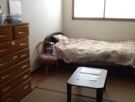 畳部屋の居室は照明、エアコンが付いておりベッドやタンスは持ち込みとなっています。