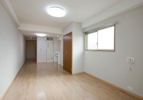 居室には照明とエアコン完備してあり、明るく段差もなく生活しやすい設計となっています