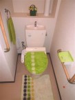 【居室トイレ】車椅子対応で、ナースコールも備え付けておりますので安心です。