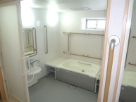 【浴室】可動式の手すりを設置した、安全に配慮した浴室です。