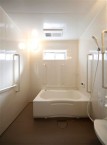 【浴室】可動式の手すりを設置し、安全に配慮しております。