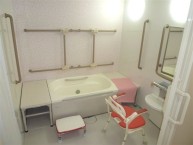 【浴室】可動式の手すりを設置した、安全に配慮した浴室です。