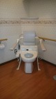 共有のトイレは自立の方から車いすの方まで安心して使用できます