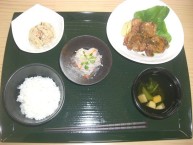 【食事】栄養バランスのとれた、暖かいお食事を提供致します。