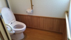 トイレには左右・前にも手すり付きなので安心してお使いいただけます