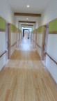 新館の食堂に繋がる廊下の色は緑、本館の廊下はオレンジになっています