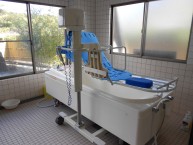 介護度の高い方でも安心して入浴していただけるように特別浴室(リフト浴)も設置しております
