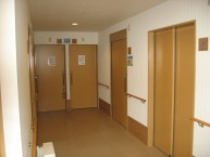 宿泊部屋の通路に車いす用のトイレや温泉場があります