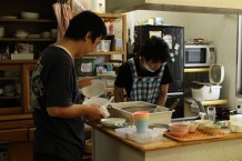 職員さんによる昼食準備風景