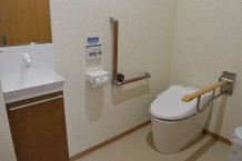 トイレは手すり・サイドにも安全バー完備で車いすの方でも安心してお使いいただける広さです