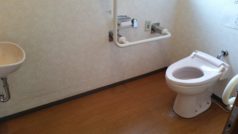 トイレは車いす対応可能な身障者用をご用意いたしております。また、事故防止のため必要箇所には手すりを設置しています