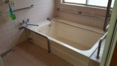 浴場は各ユニットに1つずつあり、事故防止のため必要箇所には手すりを設置しています