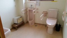 トイレは車いす対応可能な身障者用をご用意いたしております。また、事故防止のため必要箇所には手すりを設置しています