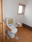 広々としたトイレは車椅子の方はもちろん、手すりも完備で安全にお使いいただけます