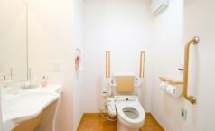 車椅子の方もゆったりと利用できるスペースがとられているトイレです。