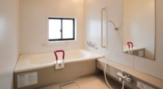 手すりやシャワーチェアなど安心できる設備が整った浴室