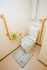居室トイレ　車椅子対応で、ナースコールも備え付けておりますので安心です。