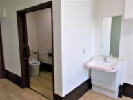 居室②居室内には、トイレと洗面台も完備されております。