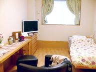 居室:居室はお1人が生活するのに十分な広さを確保しています。お好みのインテリアを好きな配置でセッティングして、快適にお過ごしいただけます。各お部屋内にはエアコンやナースコールを設置しています。