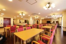 食堂:入居者様に快適におくつろぎ頂けるよう、あたたかみのある照明と、全体的に落ち着いたデザインのフロアとなっております。