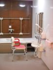 浴室:浴室は安全に入れるように手すりが取り付けられています。足の長いシャワーチェアや、浴槽の腰かけなどの設備もあり、便利で快適に入浴できます。