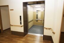 館内にはストレッチャーも入る 大型のエレベーターを完備 重度者への対応にも配慮