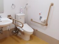 居室トイレ 車椅子対応で、ナースコールも備え付けておりますので安心です。