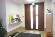 エントランス・事務所 玄関はオートロックになっており、事務所には24時間スタッフが常駐しておりますので安心です。